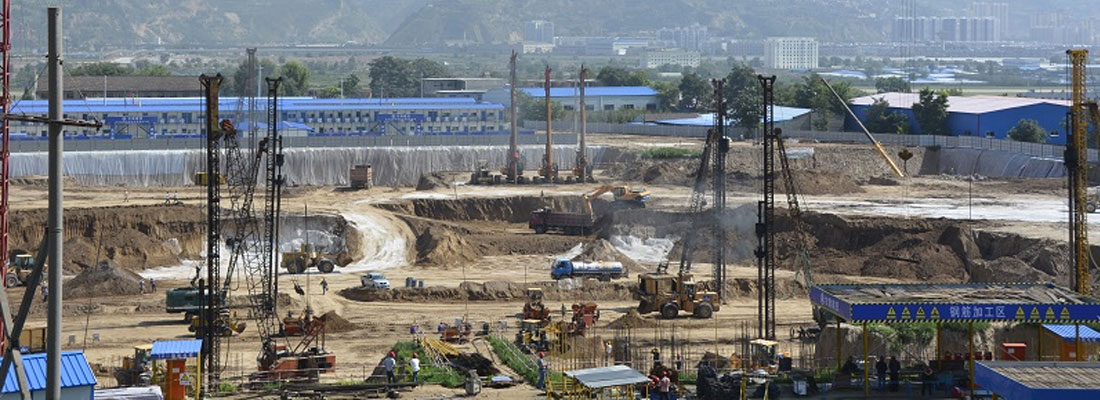 建筑埋在地面以下的部分稱(chēng)為基礎(chǔ)。承受由基礎(chǔ)傳來(lái)荷載的土層稱(chēng)為地基，位于基礎(chǔ)底面下第一層土稱(chēng)為持力層，在其以下土層稱(chēng)為下臥層。地基和基礎(chǔ)都是地下隱蔽工程，是建筑物的根本，它們的勘察、設(shè)計(jì)和施工質(zhì)量關(guān)系到整個(gè)建筑的安全和正常使用。